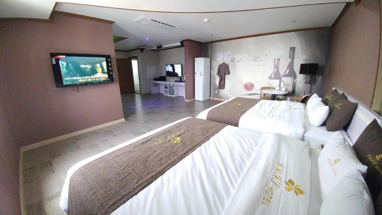 Iris Hotel Seosan Bagian luar foto