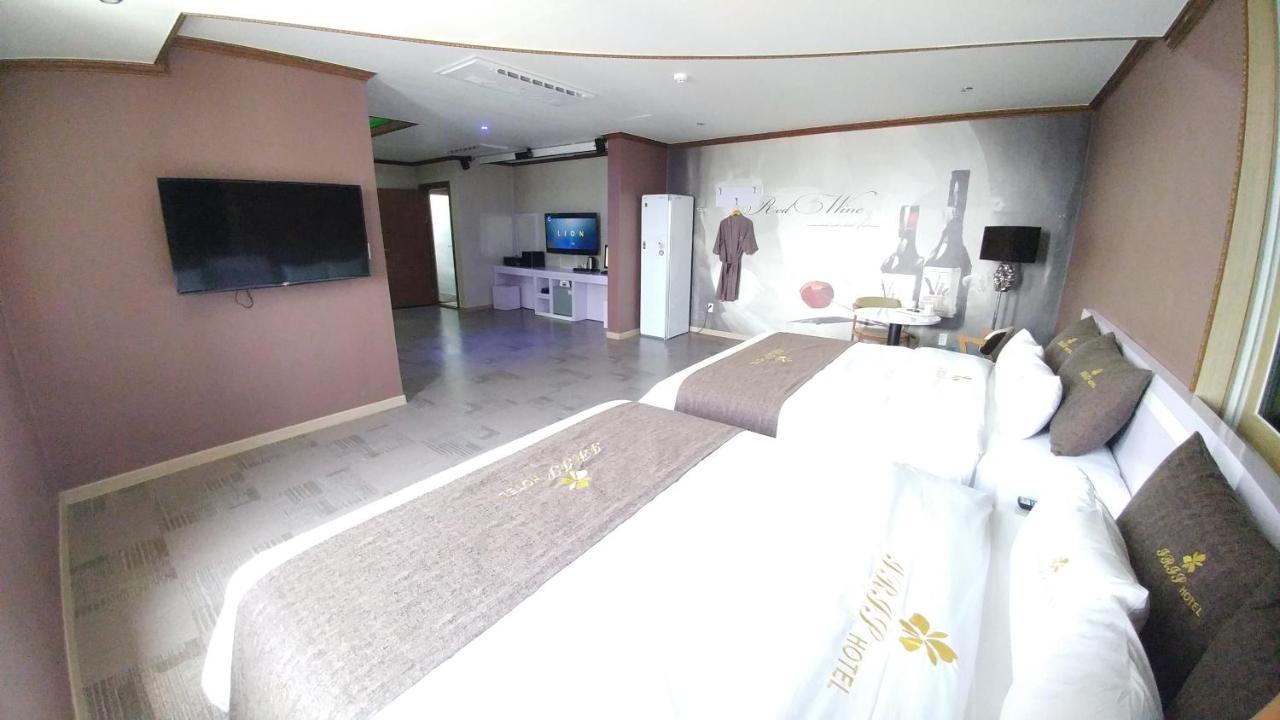 Iris Hotel Seosan Bagian luar foto