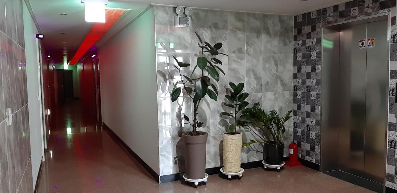 Iris Hotel Seosan Bagian luar foto